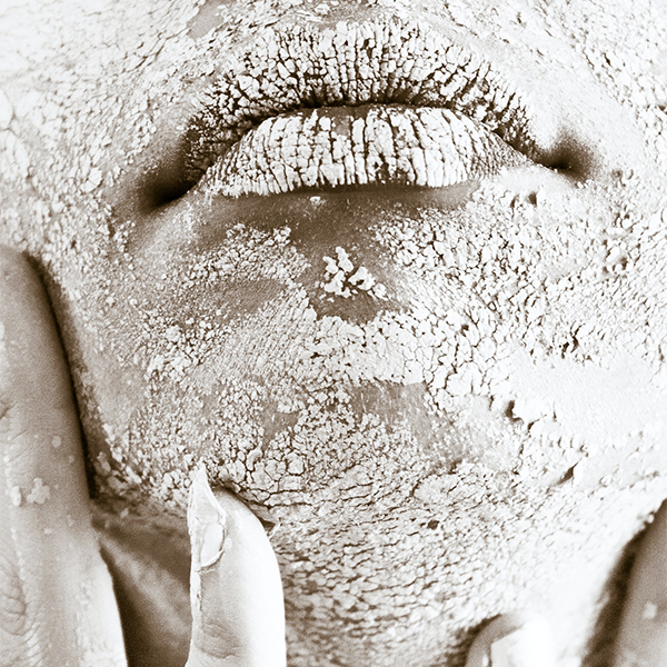Esfoliazione: viso di ragazza con strato di sabbia